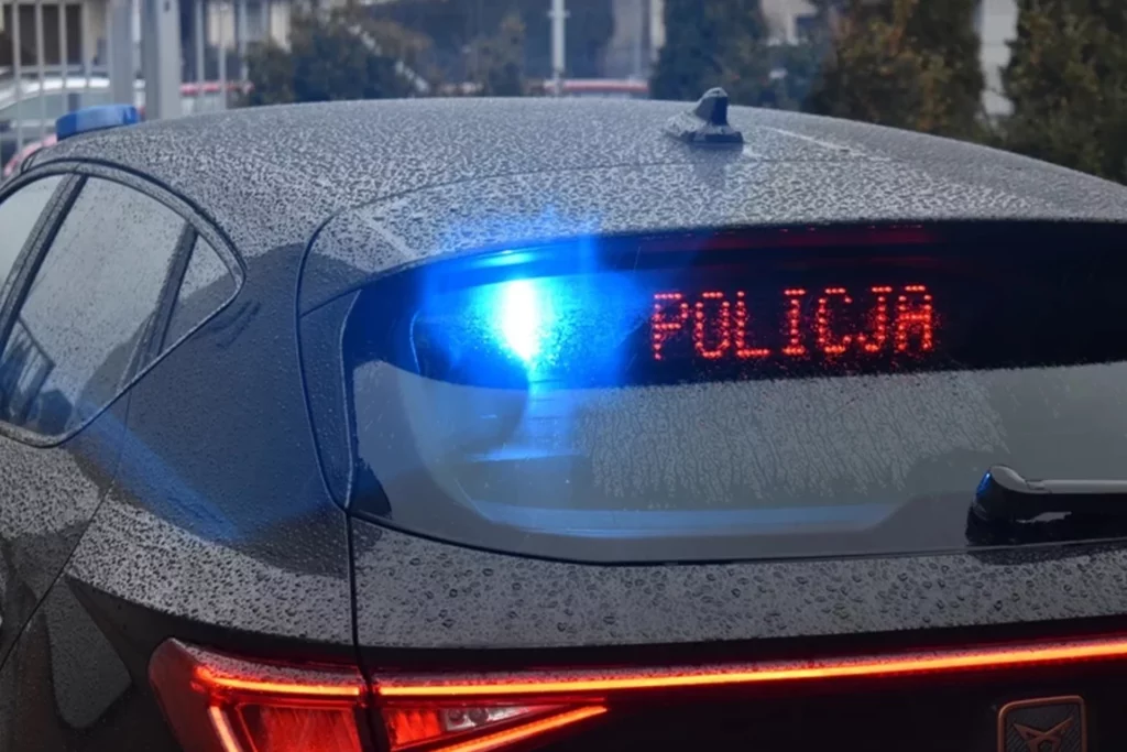 Policjant KPP w Goleniowie Przemysław Pawlak, powołując się nawpływy, wymusił nieukaranie mandatem… swojej żony