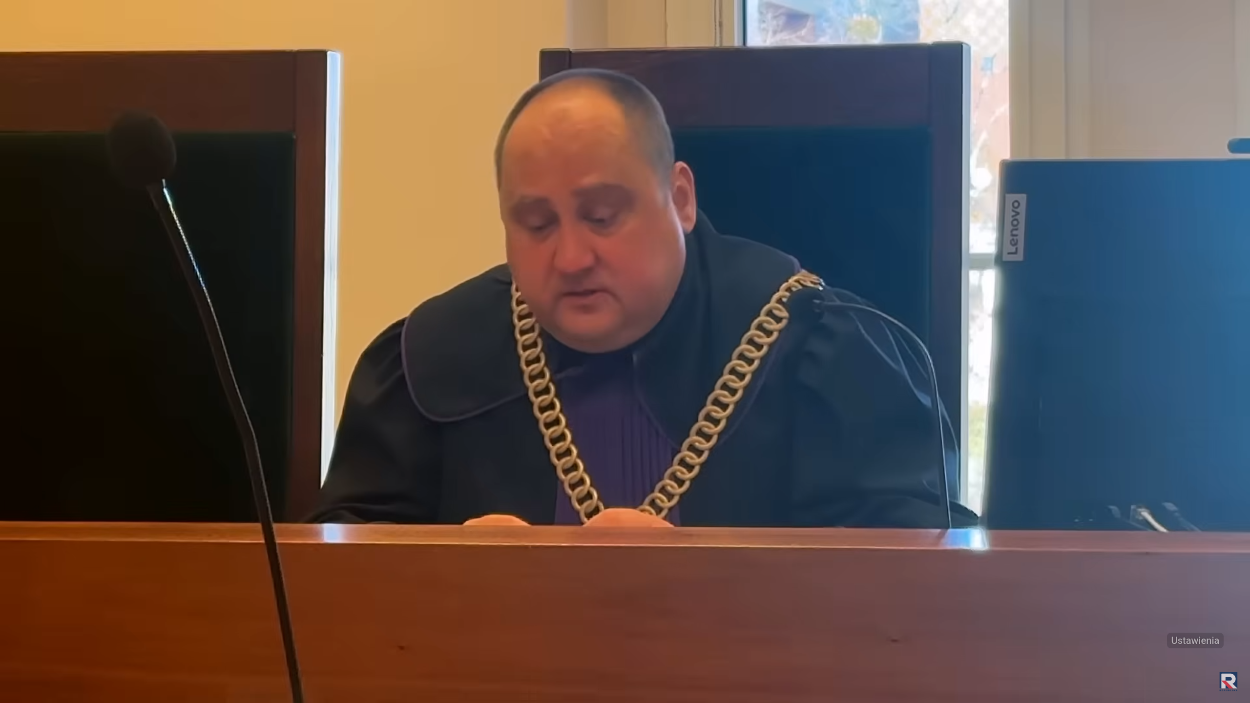 Wrocławscy funkcjonariusze milicji obywatelskiej rzucili się na Pana Krzysztofa. Sędzia Wojciech Sawicki ukarał za hasło „Nie bać Tuska”.